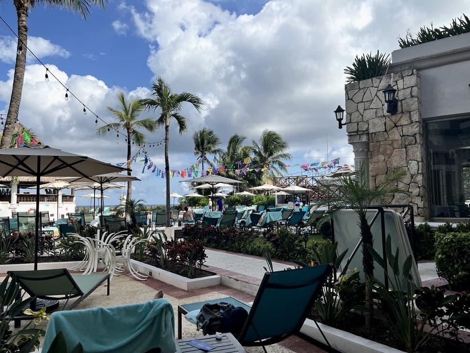 Wyndham Alltra poolside, Playa del Carmen
