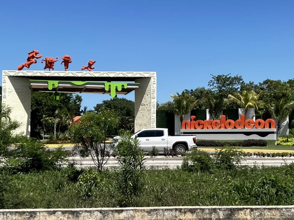 Nickelodeon resort entrance on the road to Cancún